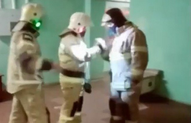 Танцевальная пауза от пожарных