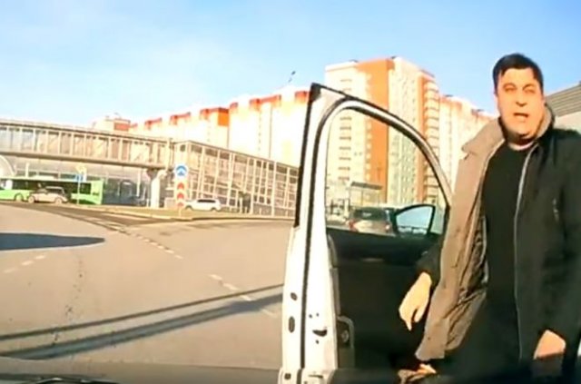 Сам подрезал - сам "наехал": крайне наглый водитель