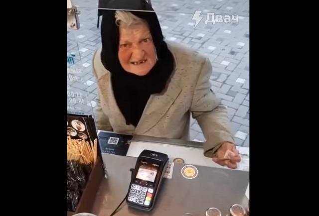 Бабушка пришла заказать кофе и была очень разочарованна ценой