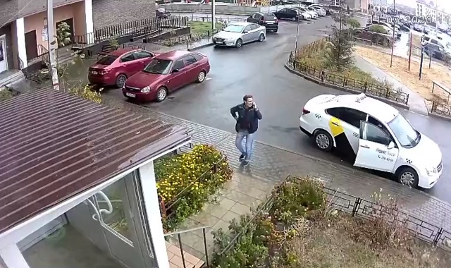 Невероятное везение: в Воронеже на парня чуть не упало окно с 14-го этажа