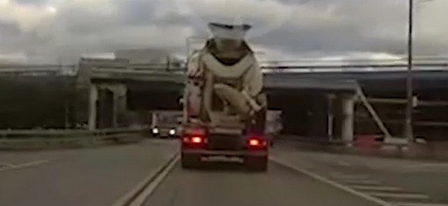 Видео обрушения балки на Рублево-Успенском шоссе