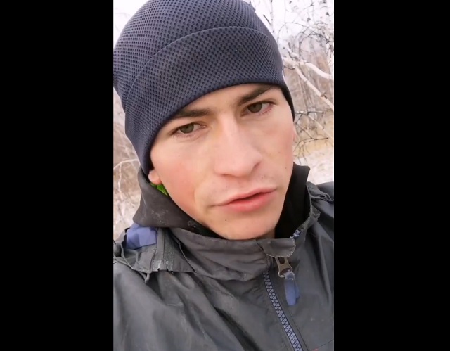 Студенту из деревни в Омской области приходится залезать на березу, чтобы выйти в Интернет