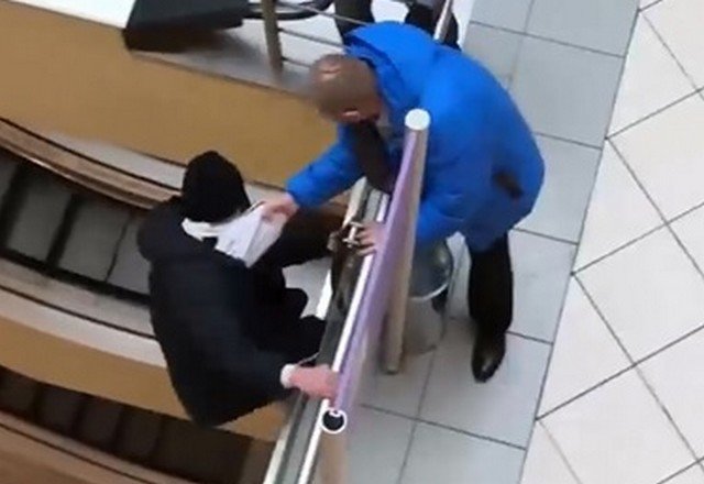Подросток пытался сбежать от охраны в Перми, но упал с третьего этажа