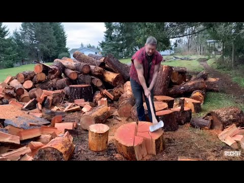 Мужик колет дрова!