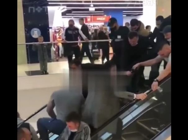 В одном из ТЦ Сочи люди объединились и спасли ребенка, руку которого зажал эскалатор