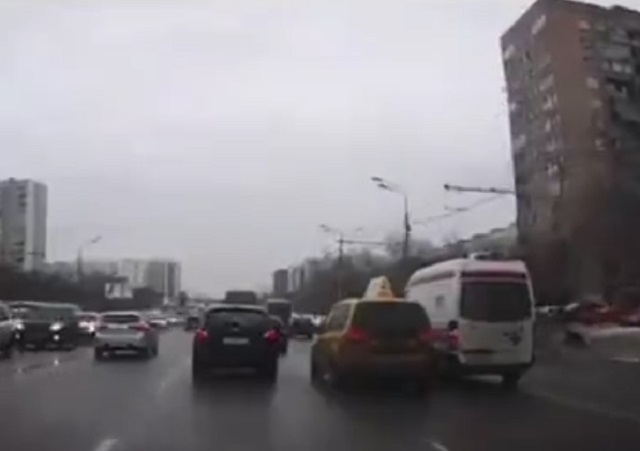 Таксист подрезал карету скорой помощи и получил по заслугам