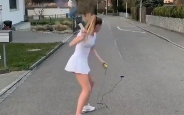 Когда хочется поиграть в теннис, но не с кем