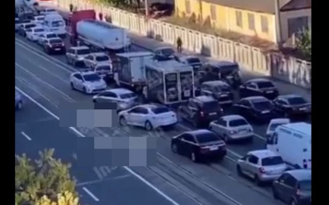 В Киеве полицейскому пришлось разворачивать целую колонну нарушителей