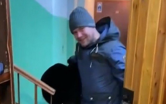 Муж-добытчик вернулся домой с рыбалки