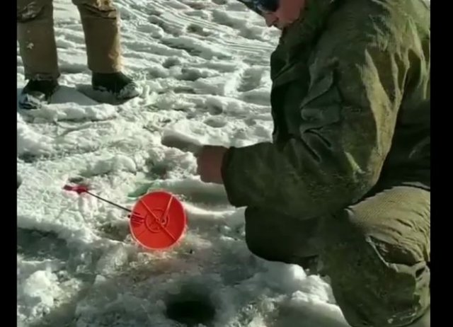 Успех на зимней рыбалке и неподдельная радость рыбака