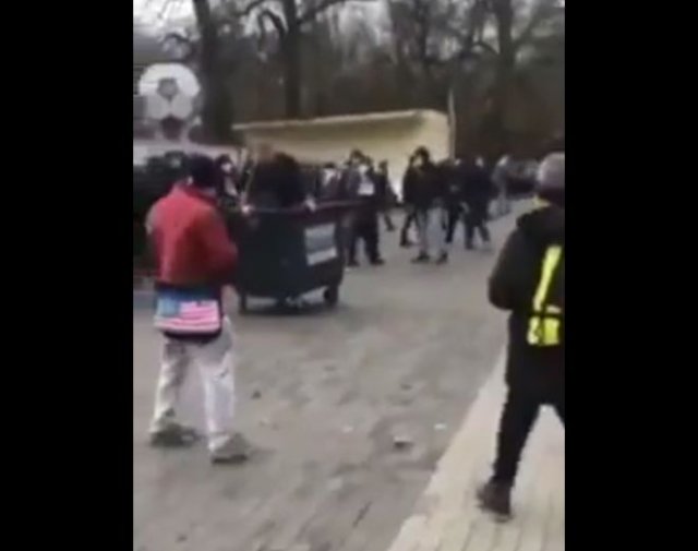 В Украине футбольные фанаты запихали директора стадиона в мусорный контейнер