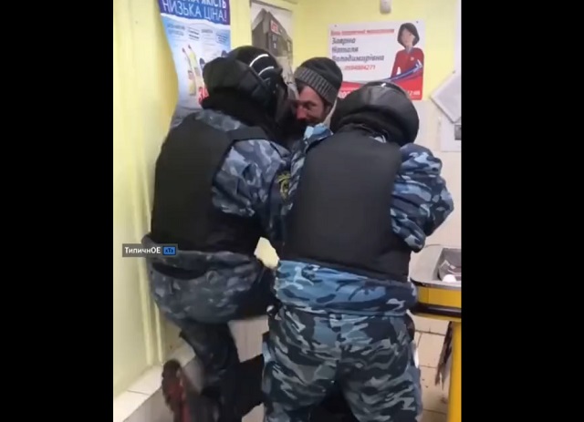 В супермаркете жестко избили мужчин дубинками