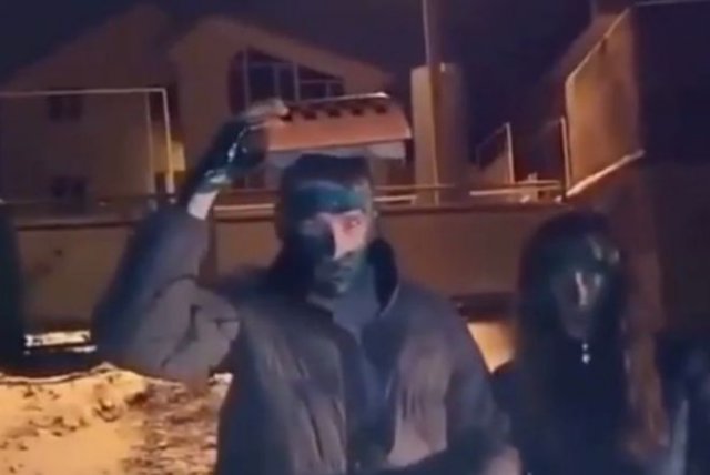 Таксисты из Ульяновска заставили парня и девушку измазаться зеленкой