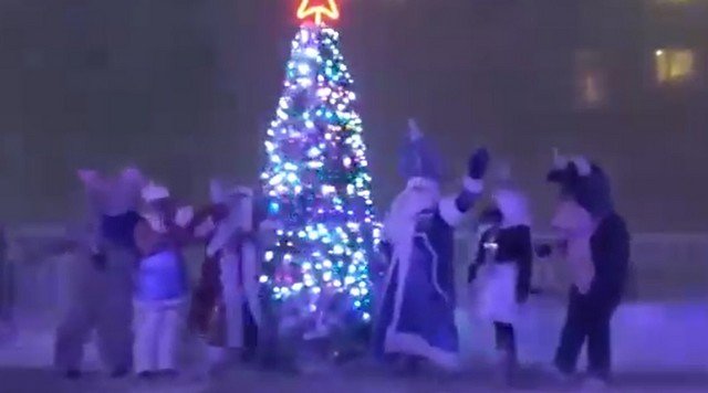 В Тикси зажгли самую суровую городскую елку