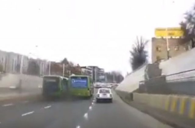Водители автобусов устроили гонки и спровоцировали ДТП