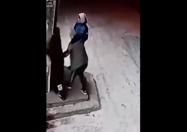 В Новосибирске гопники избили женщину-таксиста и угнали ее машину