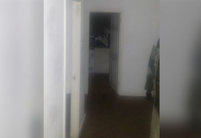 Парень сделал фото в темноте и результат многих напугал — кто-то даже рассмотрел призрака
