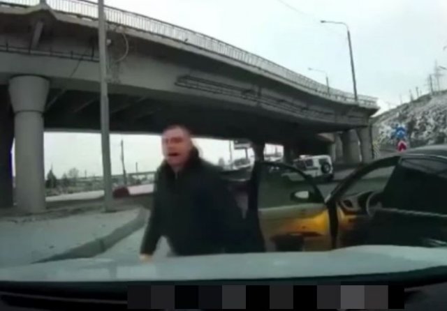 Водитель хотел показать свою "крутость" и что-то "выяснить", но пистолет охладил пыл
