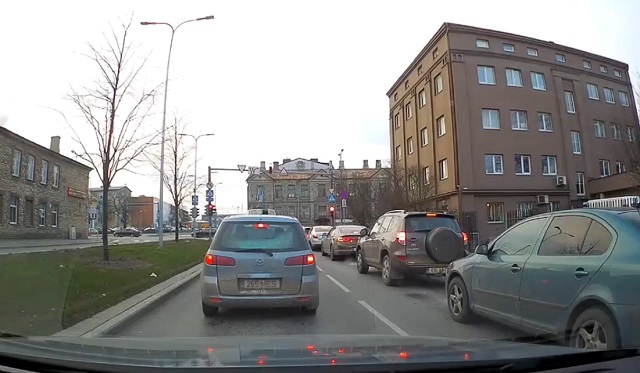 Как водители пропускают карету скорой в Талине