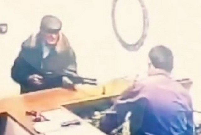 В мастерскую Санкт-Петербурга пришел мужчина с дробовиком и выстрелил в продавца по именим Спартак