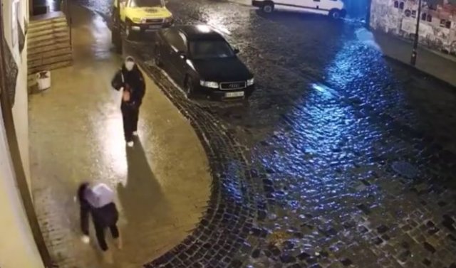 Когда забыли посыпать заледеневшие дорожки