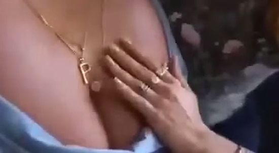 Модель для рекламы кулонов, медальонов, подвесок
