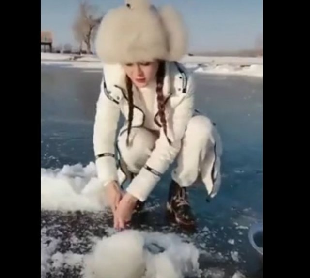 Девушка на зимней рыбалке