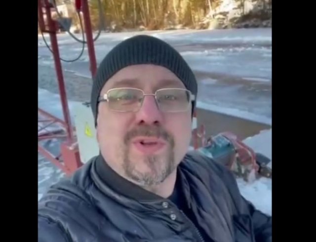 Показал, откуда берется лед для ледяных городков