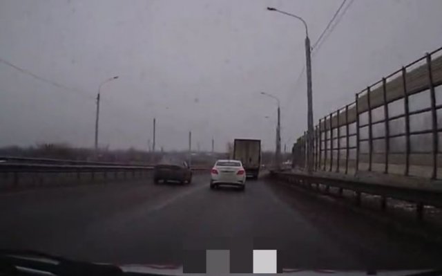Игра в "шашки" на дороге всегда заканчивается одинаково