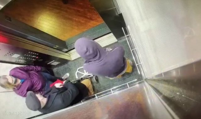 Специально покашлял на человека и получил по заслугам