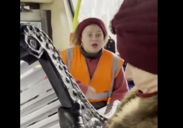 В Санкт-Петербурге бабуля попыталась затащить большую скамейку в автобус