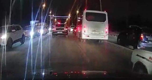 Омские водители решили воспользоваться "лайфхаком" и объехать пробку, пристроившись за каретами скорой помощи
