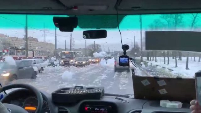 Санкт-Петербург завалило не снегом, а пеной