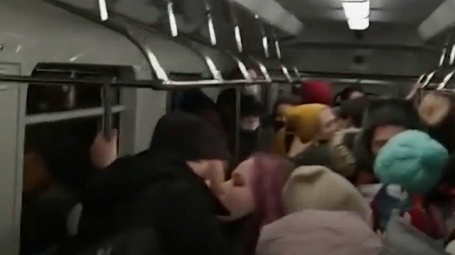В метро Екатеринбурга 60 человек поцеловались в знак протеста против коронавирусных ограничений