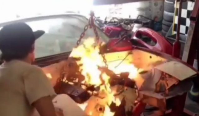 Попытка потушить автомобиль самым "простым" способом