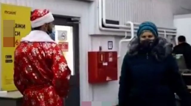Даже "спасибо" не сказала: наглая бабуля, которой оплатили покупки