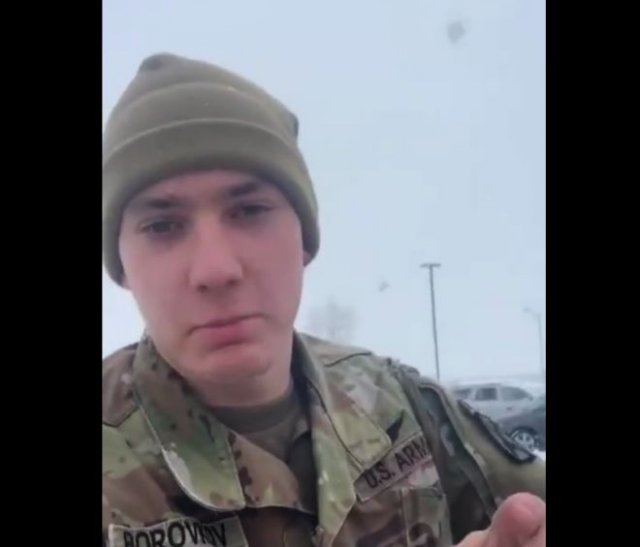 Русский парень показал казармы американских военных