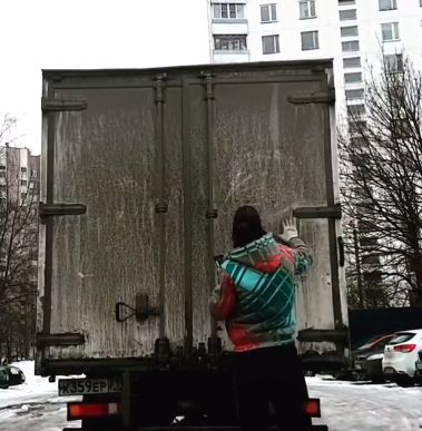 Процесс создания стрит-арта "Космонавты"