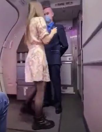 Бортпроводник рейса «Тюмень-Москва» сделал девушке предложение в небе