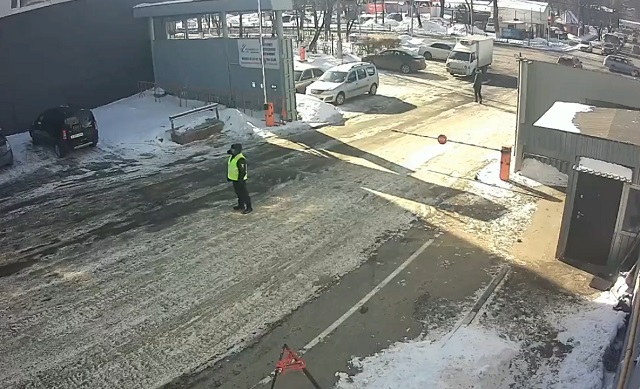 В Подмосковье фура чуть не задавила охранника