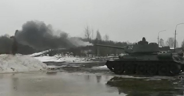 Чучело Масленицы сожгли выстрелом из танка в Красном селе
