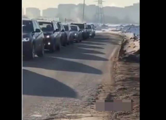 Парень устроил пробку, сам того не желая - водители не понимают, что его без проблем можно объехать