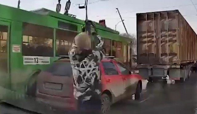 Троллейбус в Новосибирске протащил кондуктора на рогах, пытаясь объехать ДТП