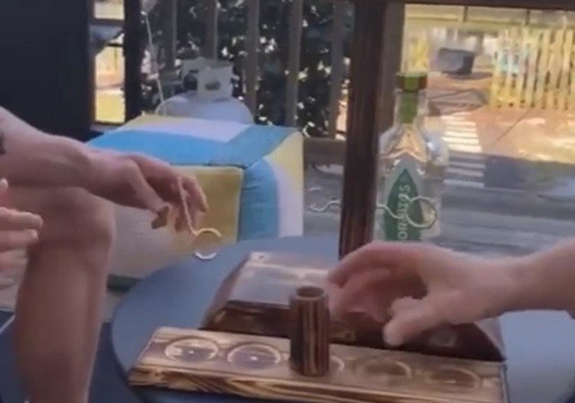 Забавная игра, в которой замешан спиртной напиток