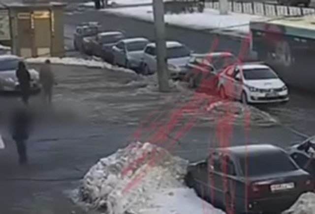 В Петербурге водитель прокатил на капоте активиста движения "СтопХам"