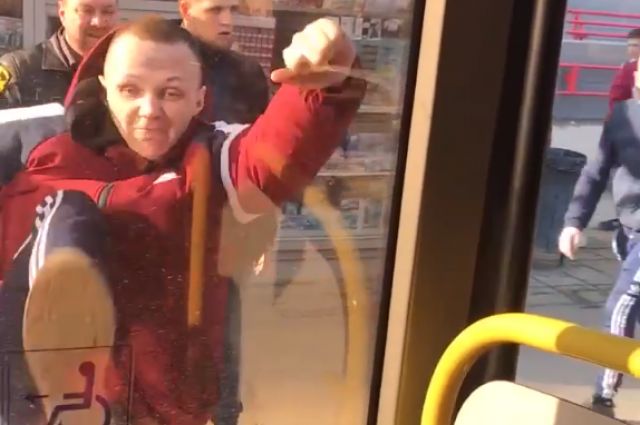 В Твери пьяная молодежь устроила дебош в автобусе