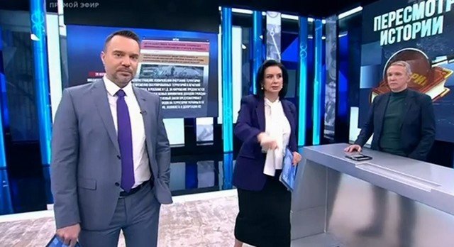 Екатерина Стриженова упала во время прямого эфира программы "Время покажет"