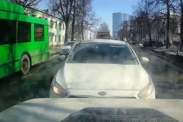Наглый парень, считающий, что "корочки" позволяют ему ездить по встречной полосе