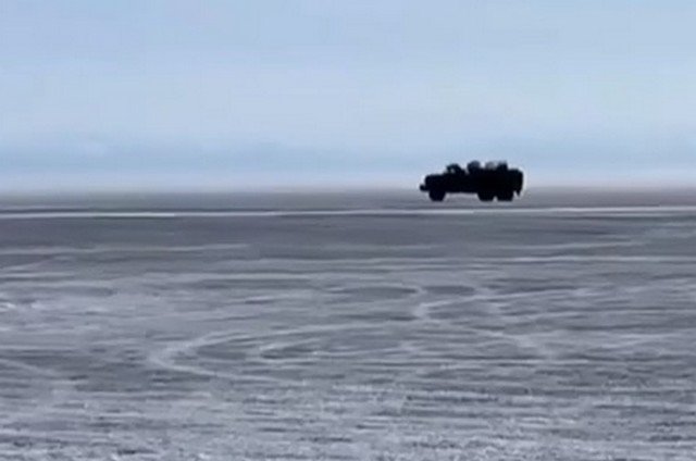 Грузовик на Байкале провалился под лед