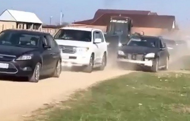 Джип таранит трактор, а трактор таранит джип на обычной ингушской свадьбе
